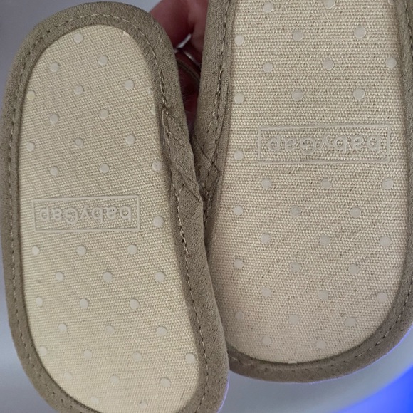 Baby gap fluffy slides Size 6-12 months - Picture 2 of 2